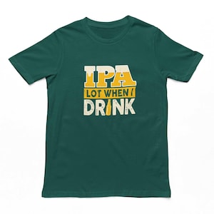 Puede incluir: Una camiseta verde oscuro con un gráfico blanco que dice "IPA LOT WHEN I DRINK" con un gráfico de botella de cerveza.