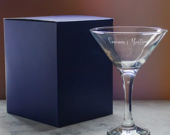 Copa de cóctel de martini pequeña grabada personalizada con diseño de martini con nombre y caja de regalo / Copas de cóctel personalizadas, regalos para amantes de los cócteles