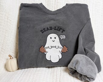 Op de afbeelding: Grijs sweatshirt met een geest die gewichten heft en de tekst "DEAD-LIFT BOO".