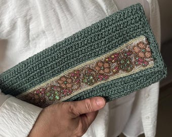 Handgjord virkad kuvertväska, vintagepärlkant, salviagrön väska