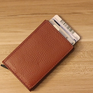 Aangepaste lederen kaartportemonnee - Op maat gemaakte ambachtelijke luxe compact, gepersonaliseerd voor verfijnde minimalisten en stijlbewuste individuen
