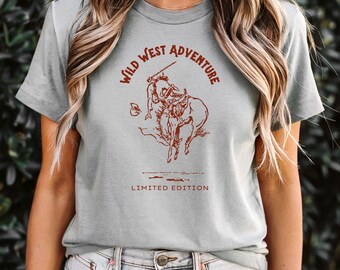 ワイルド ウェスト アドベンチャー - カウボーイ コレクション ベラ + キャンバス 3001 ユニセックス T シャツ カウガール T シャツ ウエスタン レトロ ヴィンテージ ロデオ オーバーサイズ グラフィック T シャツ