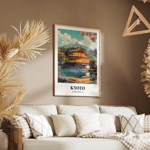 Pu&ograve; includere: Una stampa incorniciata di un poster di viaggio vintage che mostra un tempio dorato riflesso in un lago con una montagna sullo sfondo. Il poster recita "Kyoto Kinkaku-ji".