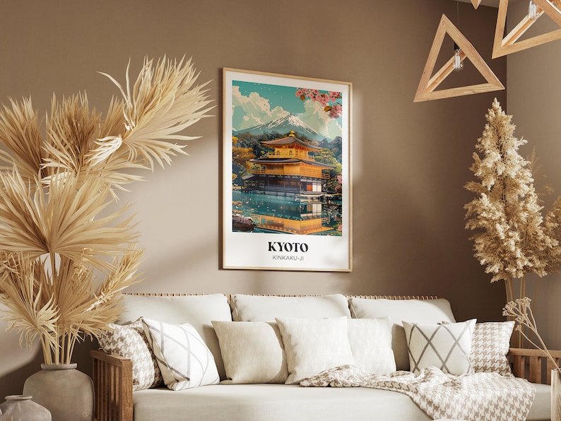 Pu&ograve; includere: Una stampa incorniciata di un poster di viaggio vintage che mostra un tempio dorato riflesso in un lago con una montagna sullo sfondo. Il poster recita "Kyoto Kinkaku-ji".