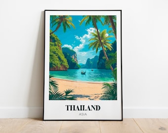 Puede incluir: Un póster enmarcado con una escena de playa tropical. El póster presenta un océano azul turquesa, una playa de arena blanca y exuberantes palmeras verdes. El texto "THAILAND ASIA" está impreso en la parte inferior del póster.