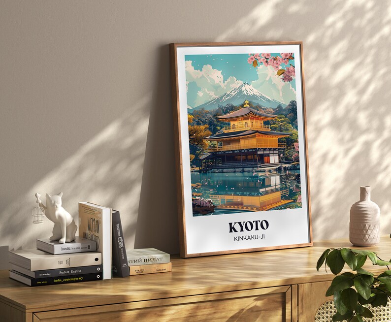 Pu&ograve; includere: Una stampa incorniciata di un tempio dorato riflesso in uno stagno tranquillo, con il Monte Fuji sullo sfondo. La stampa &egrave; intitolata "Kyoto Kinkaku-ji".