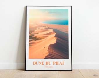 Puede incluir: Un póster enmarcado con una fotografía de una gran duna de arena en el desierto. La duna es de color naranja claro y el cielo es de color azul claro. El texto "DUNE DU PILAT FRANCIA" está impreso en la parte inferior del póster.