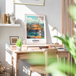 Pu&ograve; includere: Un poster incorniciato con un'illustrazione vintage del Tempio Kinkaku-ji a Kyoto, Giappone. Il tempio &egrave; un edificio dorato che si riflette in uno stagno con una montagna sullo sfondo. Il poster ha il testo "KYOTO KINKAKU-JI" in basso.