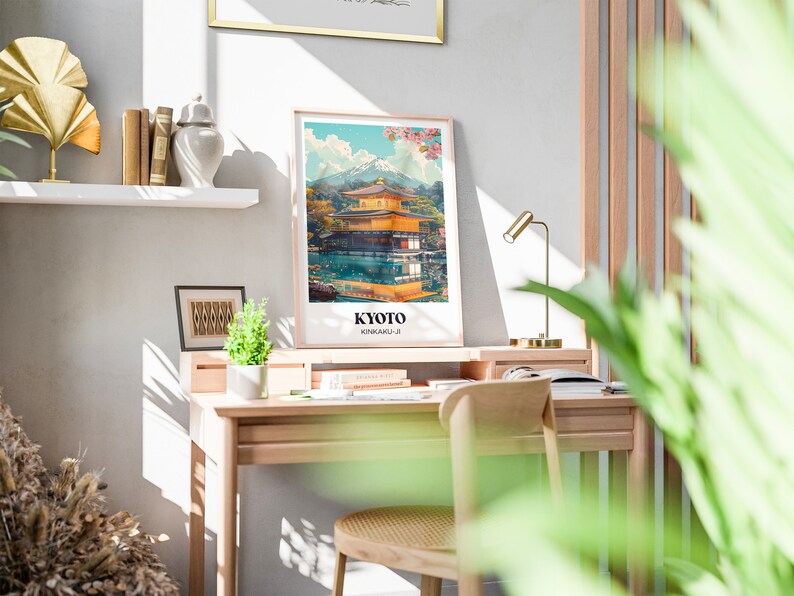 Pu&ograve; includere: Un poster incorniciato con un'illustrazione vintage del Tempio Kinkaku-ji a Kyoto, Giappone. Il tempio &egrave; un edificio dorato che si riflette in uno stagno con una montagna sullo sfondo. Il poster ha il testo "KYOTO KINKAKU-JI" in basso.