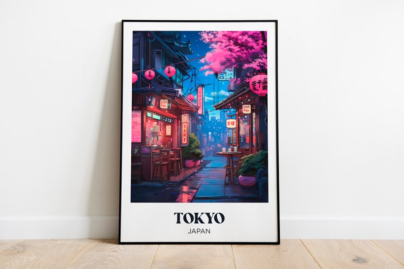 Pu&ograve; includere: Un poster incorniciato con un'illustrazione digitale di una scena di strada a Tokyo, Giappone. La strada &egrave; fiancheggiata da edifici tradizionali giapponesi con lanterne rosse appese sopra. Gli edifici sono illuminati da insegne al neon e ci sono persone che camminano per strada. Il poster ha il testo "TOKYO" e "GIAPPONE" stampato su di esso.