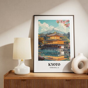 Pu&ograve; includere: Una stampa incorniciata di un tempio giapponese, Kinkaku-ji, noto anche come il Padiglione d'oro, riflesso in uno stagno. Il tempio &egrave; dorato ed &egrave; circondato da alberi. La stampa &egrave; intitolata "Kyoto" e presenta una montagna sullo sfondo.