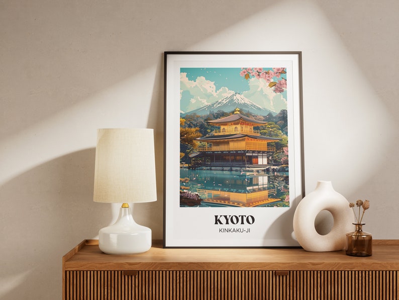 Pu&ograve; includere: Una stampa incorniciata di un tempio giapponese, Kinkaku-ji, noto anche come il Padiglione d'oro, riflesso in uno stagno. Il tempio &egrave; dorato ed &egrave; circondato da alberi. La stampa &egrave; intitolata "Kyoto" e presenta una montagna sullo sfondo.