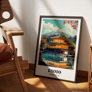 Pu&ograve; includere: Un poster in stile vintage con un tempio dorato riflesso in uno stagno tranquillo, con il Monte Fuji sullo sfondo. Il poster ha il testo "KYOTO KINKAKU-JI" in basso.