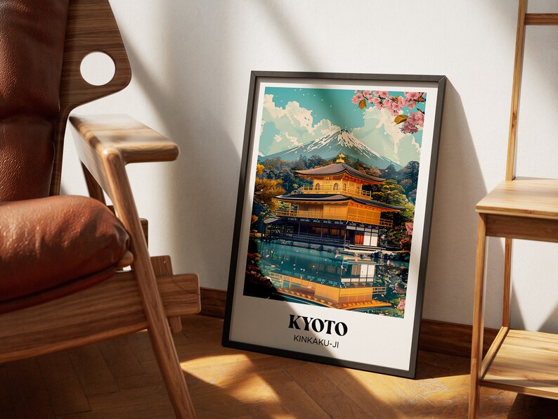 Pu&ograve; includere: Un poster in stile vintage con un tempio dorato riflesso in uno stagno tranquillo, con il Monte Fuji sullo sfondo. Il poster ha il testo "KYOTO KINKAKU-JI" in basso.