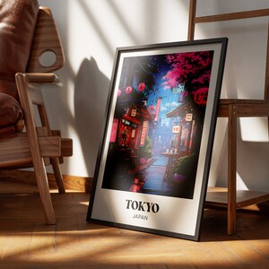 Pu&ograve; includere: Un poster incorniciato con un'illustrazione colorata di una scena di strada a Tokyo, Giappone. Il poster ha una cornice nera e un bordo bianco con il testo "TOKYO" e "GIAPPONE" stampato sotto l'immagine.