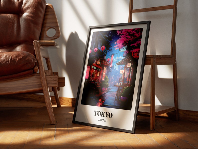Pu&ograve; includere: Un poster incorniciato con un'illustrazione colorata di una scena di strada a Tokyo, Giappone. Il poster ha una cornice nera e un bordo bianco con il testo "TOKYO" e "GIAPPONE" stampato sotto l'immagine.