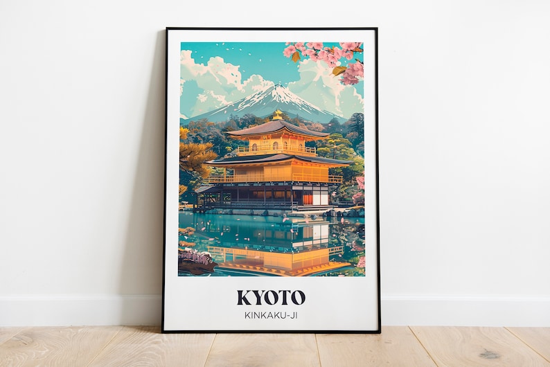 Pu&ograve; includere: Un poster con un'illustrazione colorata del tempio Kinkaku-ji a Kyoto, Giappone. Il tempio &egrave; un edificio dorato che si riflette in uno stagno con fiori di ciliegio sullo sfondo. Il testo "KYOTO" e "KINKAKU-JI" &egrave; stampato sotto l'immagine.