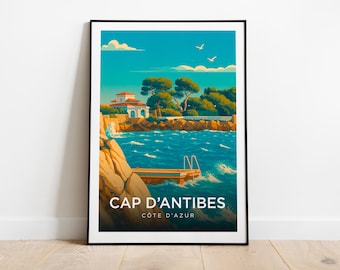 Puede incluir: Una impresión artística enmarcada que presenta una escena costera de Cap d'Antibes, Francia. La obra de arte representa una villa, árboles y un muelle con una escalera sobre el agua turquesa. El cielo es azul con nubes y gaviotas. El texto "CAP D'ANTIBES COTE D'AZUR" está en la parte inferior.