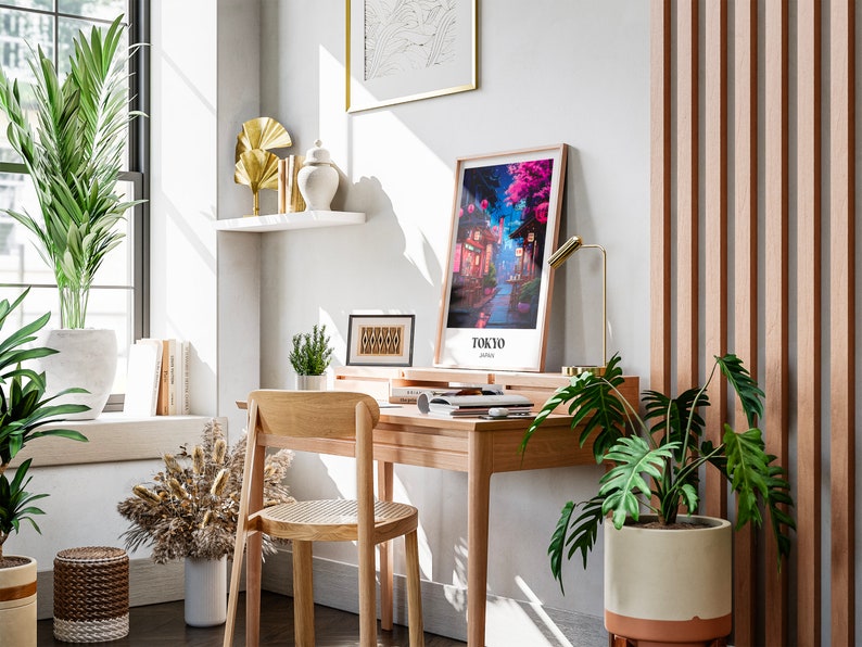 Pu&ograve; includere: Un ambiente di lavoro domestico con una scrivania in legno, una sedia e una stampa incorniciata di una citt&agrave; con la scritta "TOKYO" su di essa. Ci sono piante, una lampada e libri sulla scrivania.