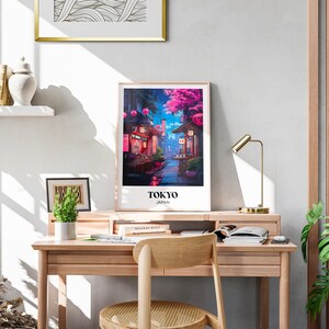 Pu&ograve; includere: Un poster incorniciato con un'illustrazione colorata di una scena di strada a Tokyo, Giappone. Il poster ha il testo "TOKYO JAPAN" in basso.