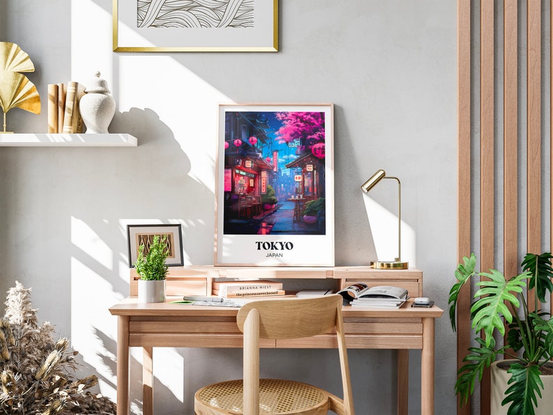 Pu&ograve; includere: Un poster incorniciato con un'illustrazione colorata di una scena di strada a Tokyo, Giappone. Il poster ha il testo "TOKYO JAPAN" in basso.