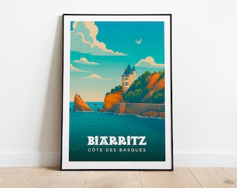 Puede incluir: Una impresión artística enmarcada que presenta una escena costera con un edificio en un acantilado, bajo un cielo azul con nubes. La impresión tiene la palabra "Biarritz" y "Cote des Basques" en texto blanco en la parte inferior.