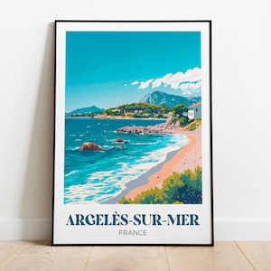 Könnte beinhalten: Eine farbenfrohe Illustration einer Strandszene in Argelès-sur-Mer, Frankreich. Das Bild zeigt einen Sandstrand, blaues Wasser und einen Berg im Hintergrund. Der Text "Argeles-sur-Mer" und "Frankreich" ist unter dem Bild gedruckt.