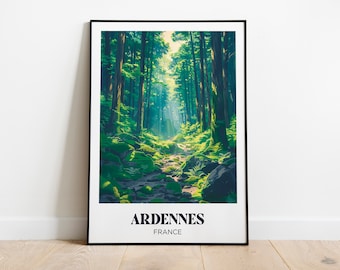 Puede incluir: Un póster enmarcado con una foto de un sendero forestal verde exuberante con la luz del sol que atraviesa los árboles. El texto "ARDENNES FRANCE" está impreso en la parte inferior del póster.