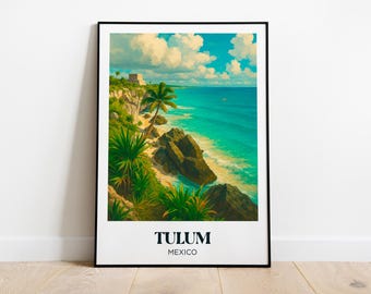 Puede incluir: Una impresión artística enmarcada que presenta un paisaje costero de Tulum, México. La obra de arte representa aguas turquesas, una playa de arena y un acantilado con exuberante vegetación y antiguas ruinas bajo un cielo azul brillante con nubes blancas. Las palabras "TULUM" y "MEXICO" están impresas en la parte inferior.
