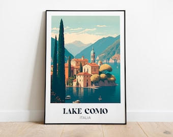 Könnte beinhalten: Ein Vintage-Reiseposter mit einer farbenfrohen Illustration einer kleinen Stadt am Comer See in Italien. Das Poster hat einen blauen Hintergrund mit einem weißen Rand und den Text "LAKE COMO" und "ITALIA" in Schwarz.