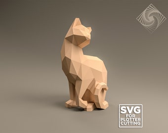 Könnte beinhalten: Eine geometrische Katzenskulptur in Hellbraun mit polygonalem Design. Die Katze sitzt aufrecht mit eingerolltem Schwanz. Das Bild enthält den Text "SVG for plotter cutting".