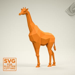 Pode incluir: Uma escultura de girafa geométrica laranja. A girafa é feita de muitos planos planos e angulares, dando-lhe um visual moderno e de baixo polígono. A imagem inclui o texto "SVG for plotter cutting".