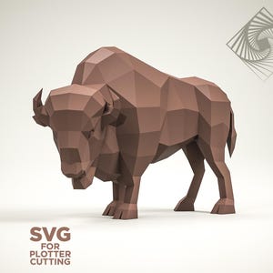 Puede incluir: Una escultura de bisonte geométrico marrón. El diseño de baja poli presenta una representación detallada de la forma del animal, incluyendo cuernos y patas. Incluye el texto "SVG for plotter cutting".