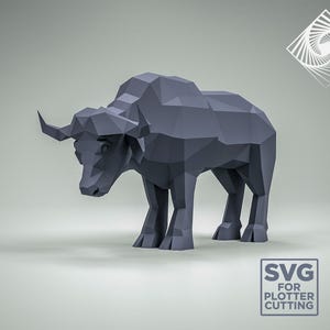 Op de afbeelding: Een low-poly 3D-model van een grijze buffel, ontworpen voor plotter snijden. Het model is gedetailleerd met een textuur en een realistische pose.