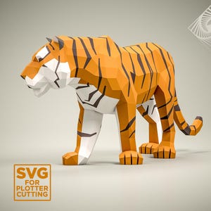 Puede incluir: Un modelo de papel 3D de un tigre, hecho de papel naranja y negro. El tigre está de pie sobre sus cuatro patas y tiene un pecho y un vientre blancos. El modelo está diseñado para corte de plotter.