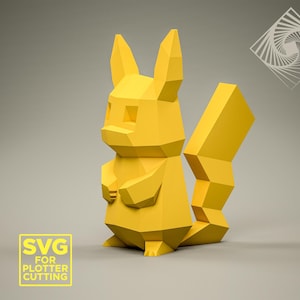 Könnte beinhalten: Eine gelbe, geometrische Pikachu-Figur mit einem Zickzack-Schwanz und spitzen Ohren. Die Figur besteht aus eckigen Formen und steht auf einer flachen Oberfläche. Das Bild enthält den Text "SVG for plotter cutting" in einem gelben Feld.