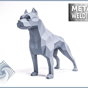 Könnte beinhalten: Eine geometrische, hellgraue Skulptur eines Hundes in stehender Pose. Das Kunstwerk besteht aus winkligen Ebenen, was ihm eine moderne Low-Poly-Ästhetik verleiht. Der Text "METAL WELDING" befindet sich auf einem Metallschild.