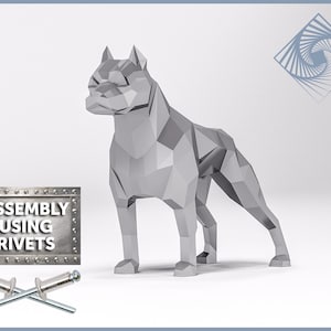 Puede incluir: Escultura geométrica de un perro en estilo low-poly, en tonos grises. El perro está de pie, con la cabeza levantada y las orejas atentas. La imagen incluye el texto "ASSEMBLY USING RIVETS" en una placa metálica y dos remaches.