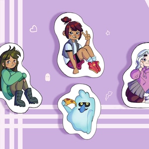 Puede incluir: Cuatro pegatinas coloridas con personajes de dibujos animados. Una niña con cabello verde y un suéter verde, una niña con cabello rojo y una camisa azul, una niña con cabello azul y un suéter rosa, y un fantasma azul sosteniendo una rebanada de pizza.