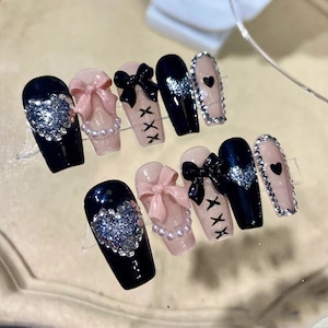 クールなブラックピンクのプレスオンネイル、かわいいリボンとハートのネイルアート、ユニークなデザインのネイルセット、愛らしい3Dの浮き彫りアート、母の日ギフト、パーティーネイル