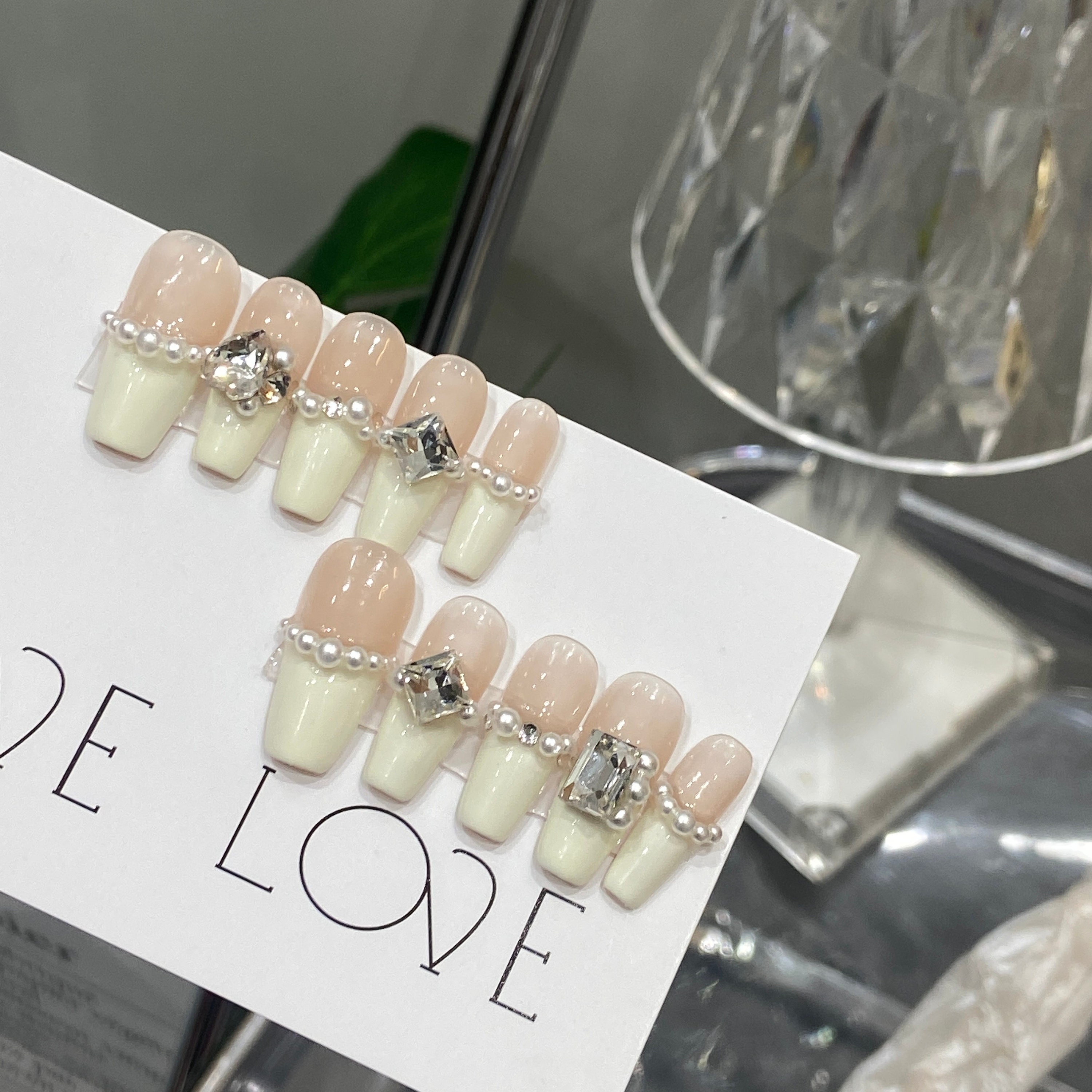 Ongles français blanc nacré - Presse faite main sur les ongles, losanges, faux ongles, presse peinte à la main sur les ongles, faux ongles en acrylique, ongle strass brillant