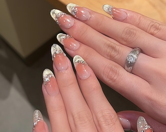 Unghie finte con stampa francese glitter argento di lusso / Unghie finte a mandorla con strass / Manicure elegante e riutilizzabile per feste e matrimoni