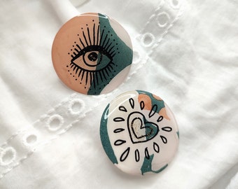 Round Bonheur pin in resin and glitter for women