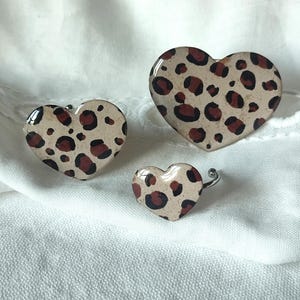 Anillo Corazón de Leopardo en resina y purpurina para mujer