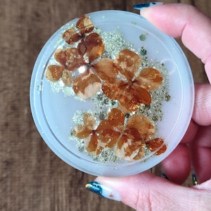 Plateau à bijoux vide poche en résine, fleurs hortensia brun et paillettes