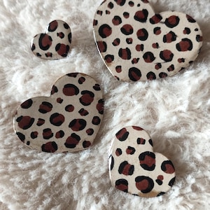 Pin Corazón de Leopardo en resina y purpurina para mujer
