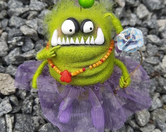 Naaldvilt eng mooi monster. Naaldvilten beestjes, wezens, aliens, fantasie, dieren. Vilten monster. Wol grappig monster. Wollen speelgoed