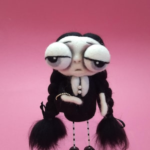 Mercoledì Addams infeltrito ad ago. Bambola gotica per Halloween. Giocattolo in lana infeltrita. Bambola di lana Mercoledì Addams. Divertente creatura fantasy. Regalo giocattolo in lana.