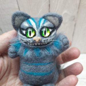 Needle felted Cheshire cat. Cheshire cat inspired by Alice in Wonderland. Cat from Wonderland. Felting Cheshire cat. Felt fairy animal.