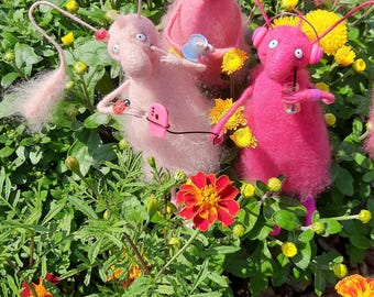 Peluche de insecto de fieltro – Muñeco de insectos hecho a mano – Divertida escultura de lana suave – Criatura adorable y peculiar – Regalo único para coleccionistas y adultos